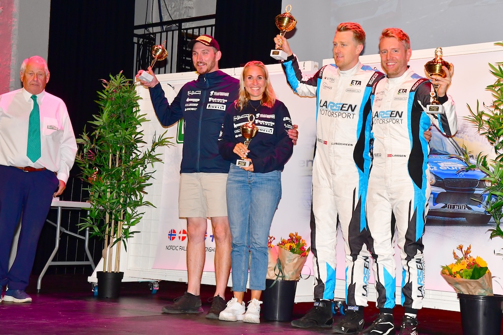 Simon Vallentin og Line Lykke Jensen sammen med Frank Tore Larsen og Lars-Håkon Lundgreen - Henning Solberg og Ilka Minor var kørt før præmieuddelingen.
(Foto: Morten Dam - autoMOTIV/specialpress)